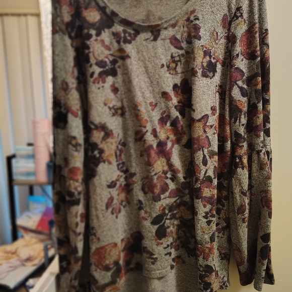 Gray with purple 💜 🟣 flowers andlong sleeve size extra large - Picture 3 of 7